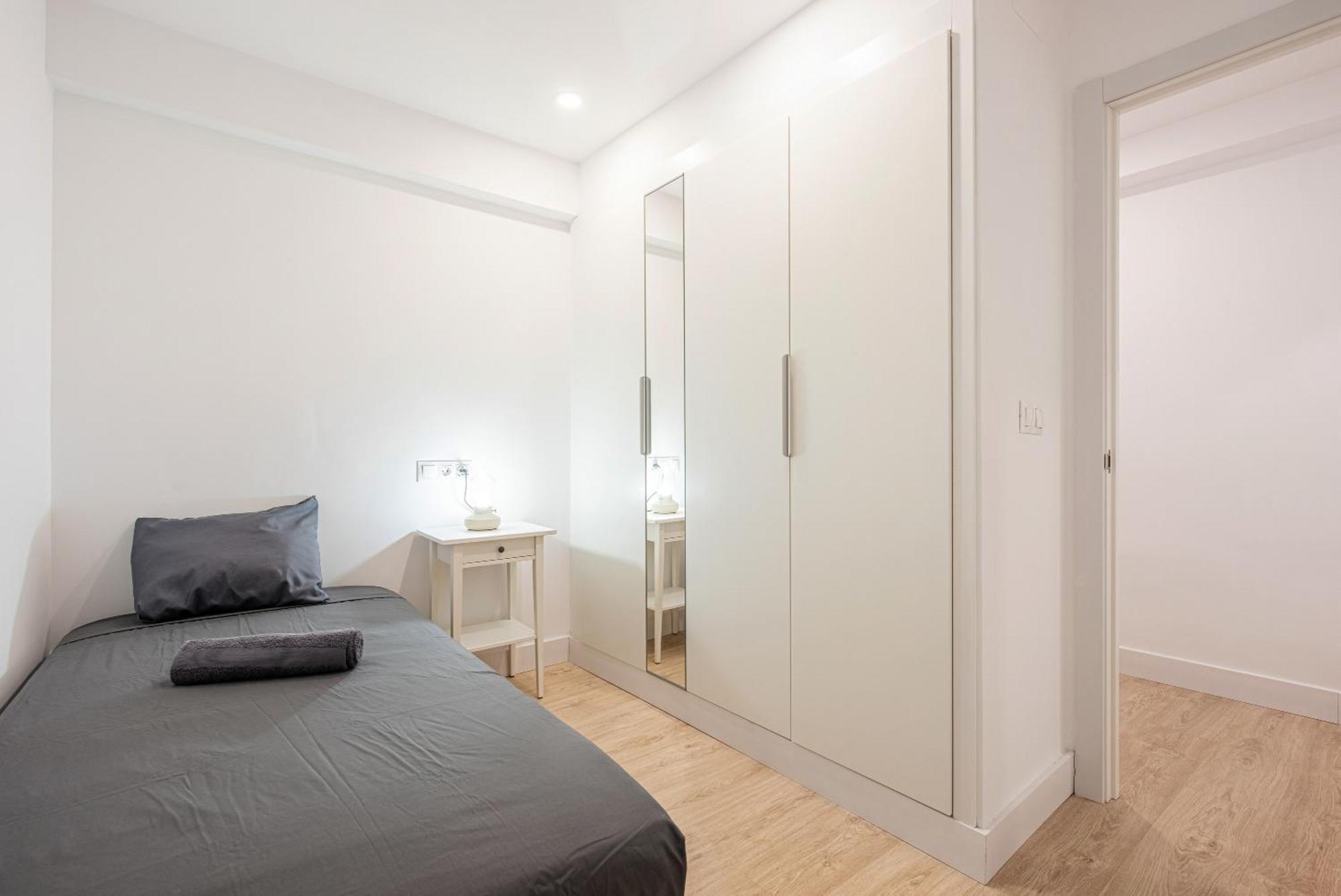 Malaga Hub Apartment Bagian luar foto